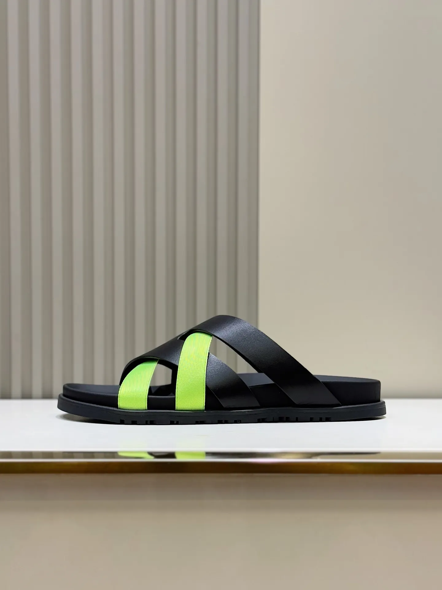 Batch 280 Hermes men's Kazimir slippers - top quality woven calfskin functional sandals, with interwoven uppers inspired by the "H" iconic pattern to create a casual look, perfect for summer. Imported cowhide + cowhide lining + rubber outsole Size: 38-44 (.45.46 customized)
